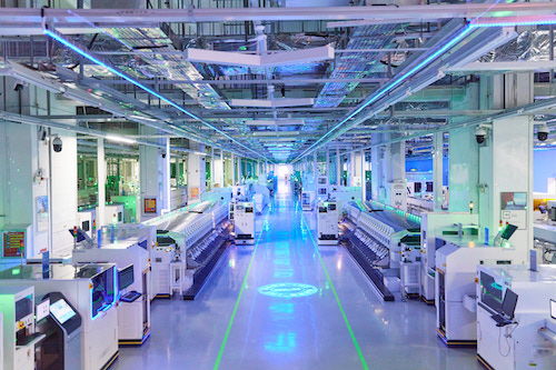 實探富士康鄭州工廠 機械臂與年輕工人共舞的生產(chǎn)線變革